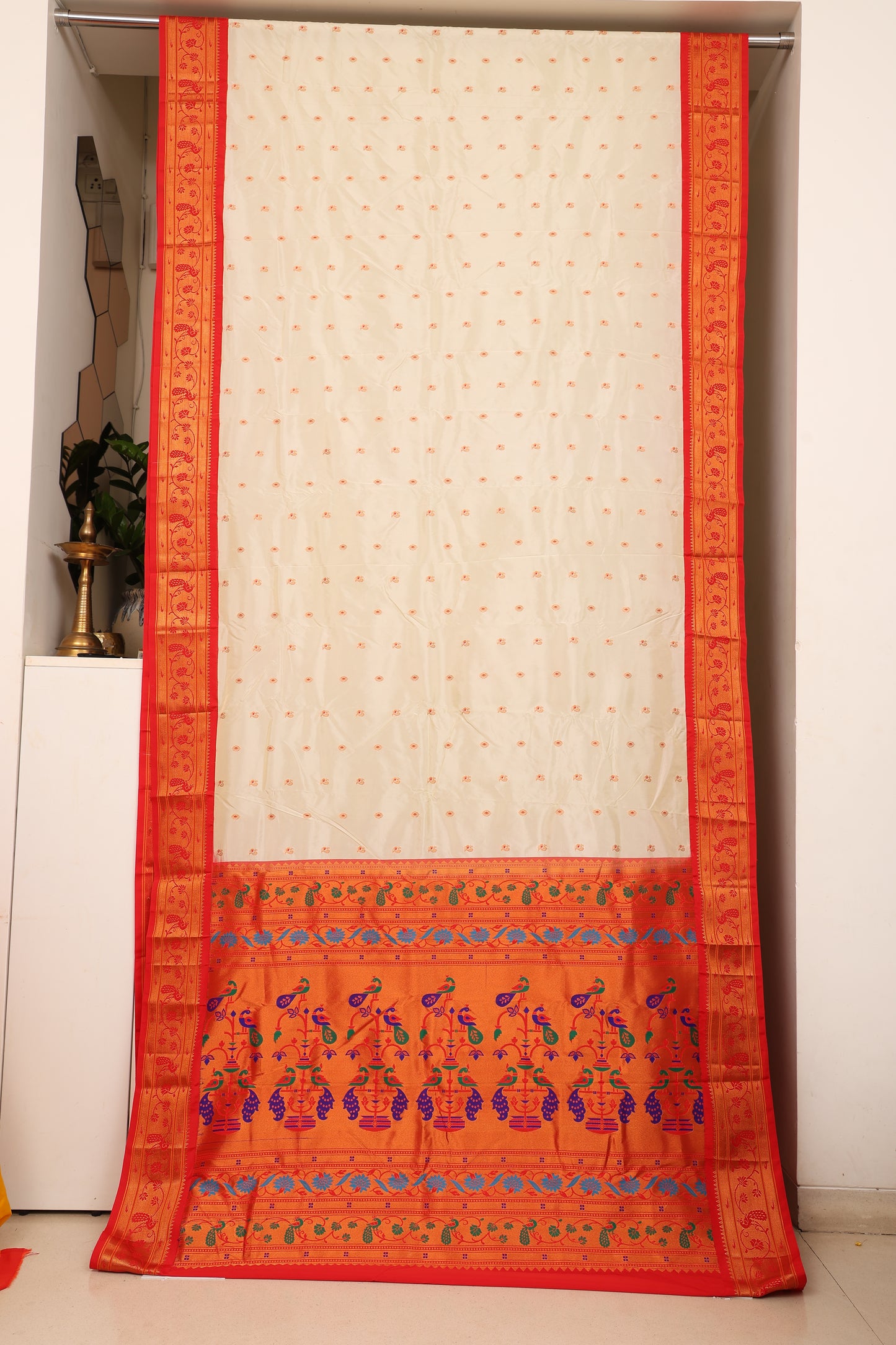 Ivory Kalanji Contrast Border Paithani