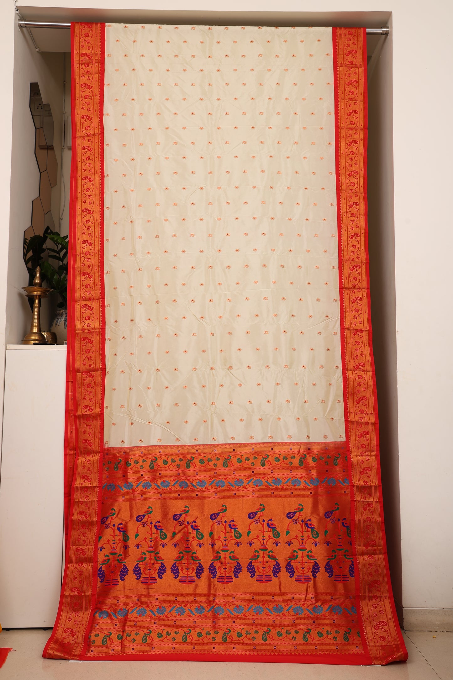 Ivory Kalanji Contrast Border Paithani